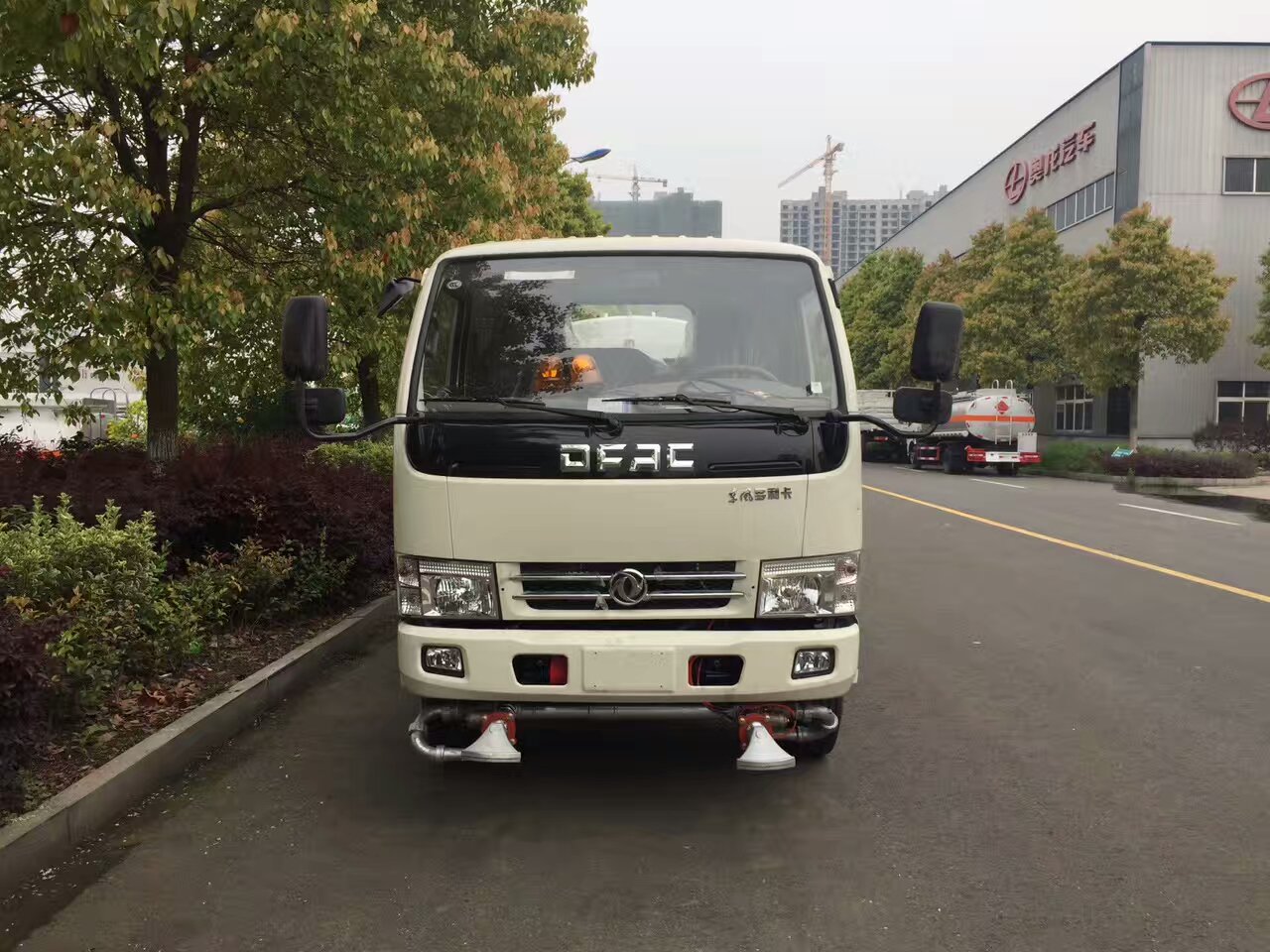 5噸灑水車前沖圖