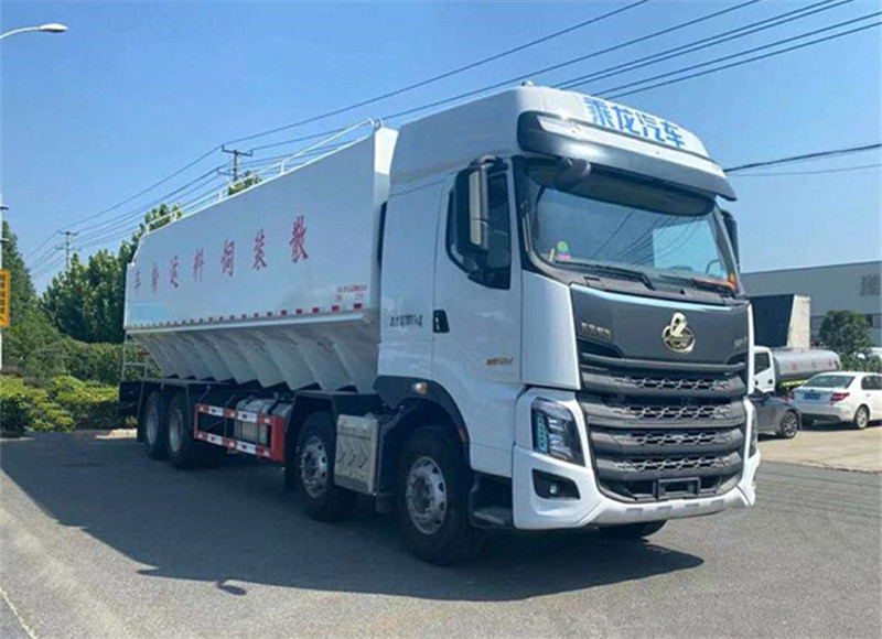 42方柳汽乘龍8x4散裝飼料運(yùn)輸車(chē)