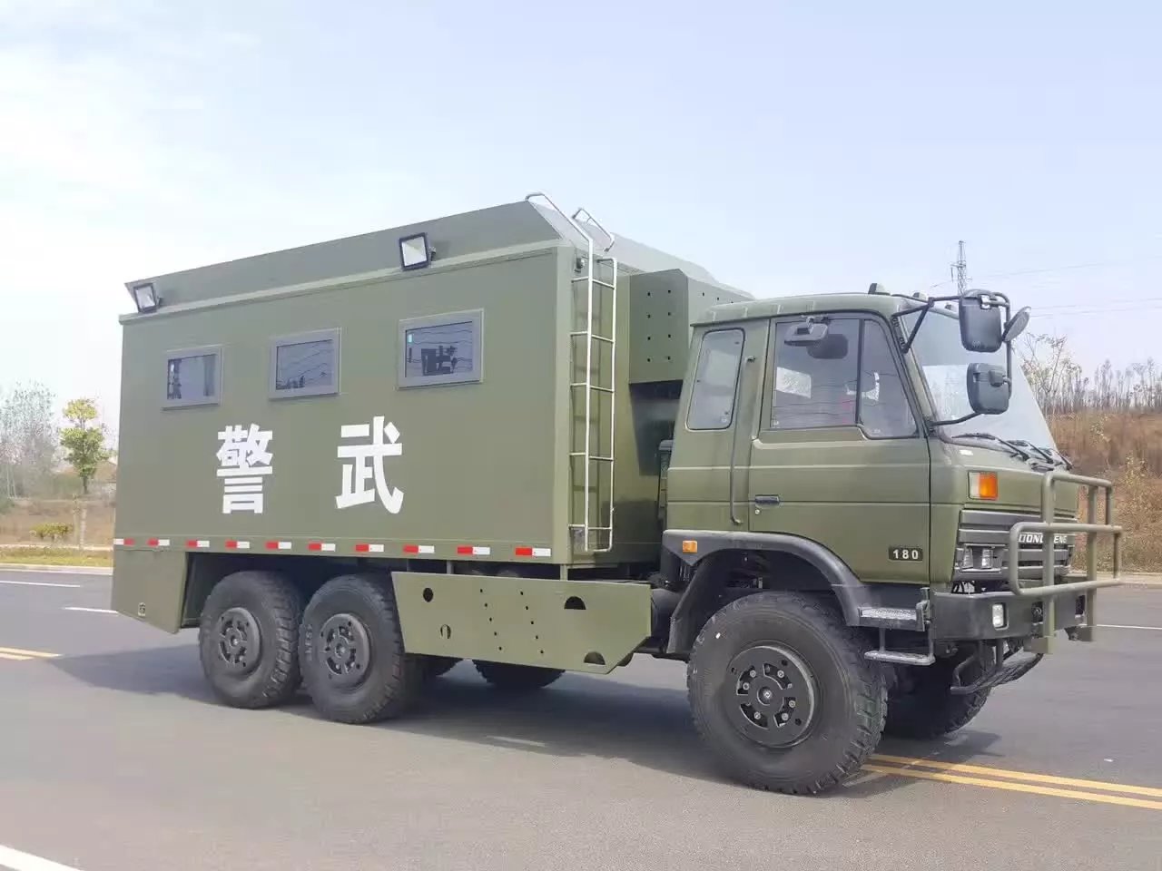 東風六驅(qū)越野餐廚車的性能和用途簡介